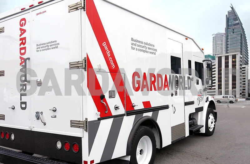 Camion blindé avec inscription en Anglais de la division des transports de valeurs de GardaWorld