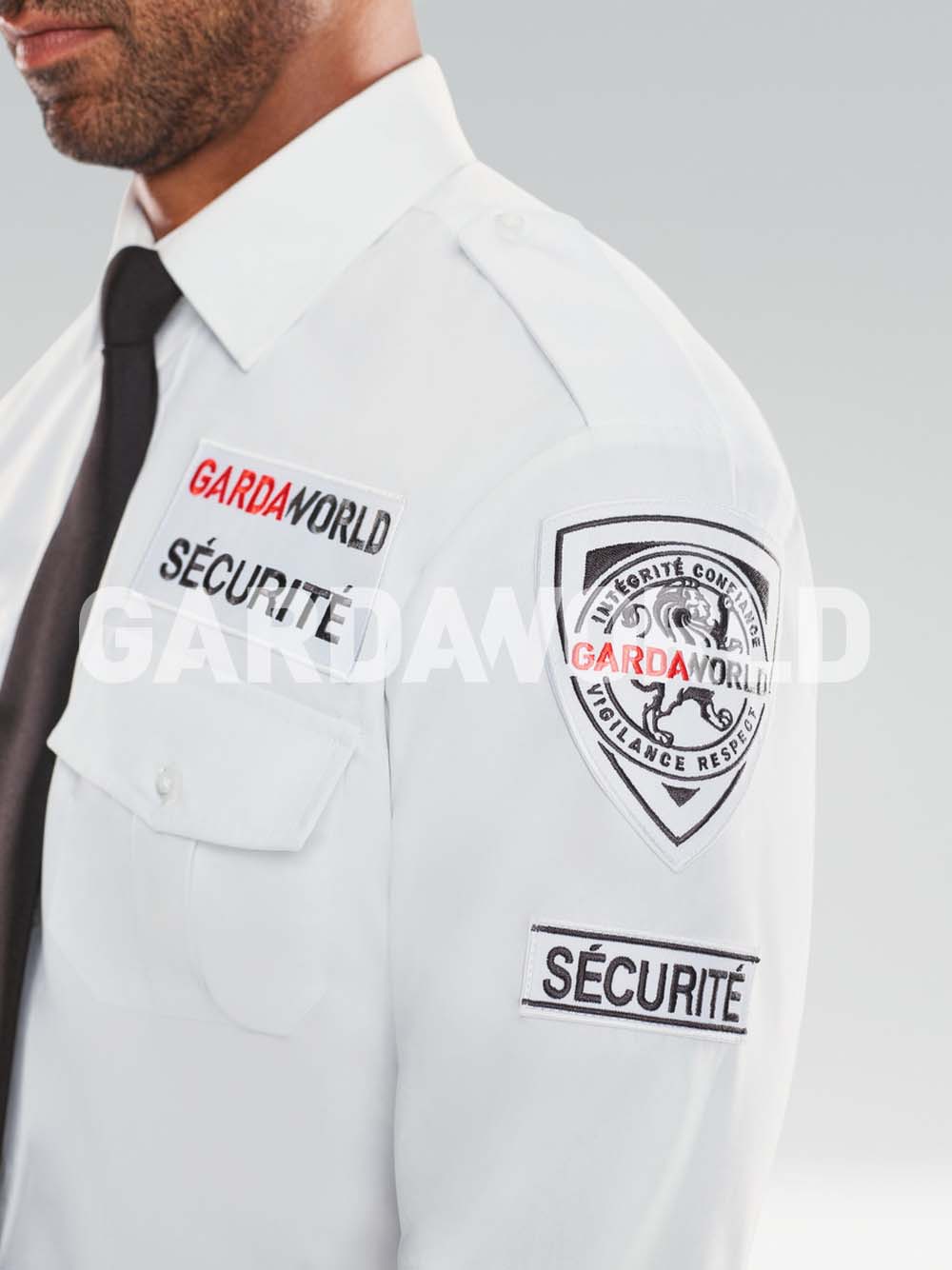 Uniforme d’agents des Services de Sécurité, focus sur le sceau GardaWorld, fond blanc