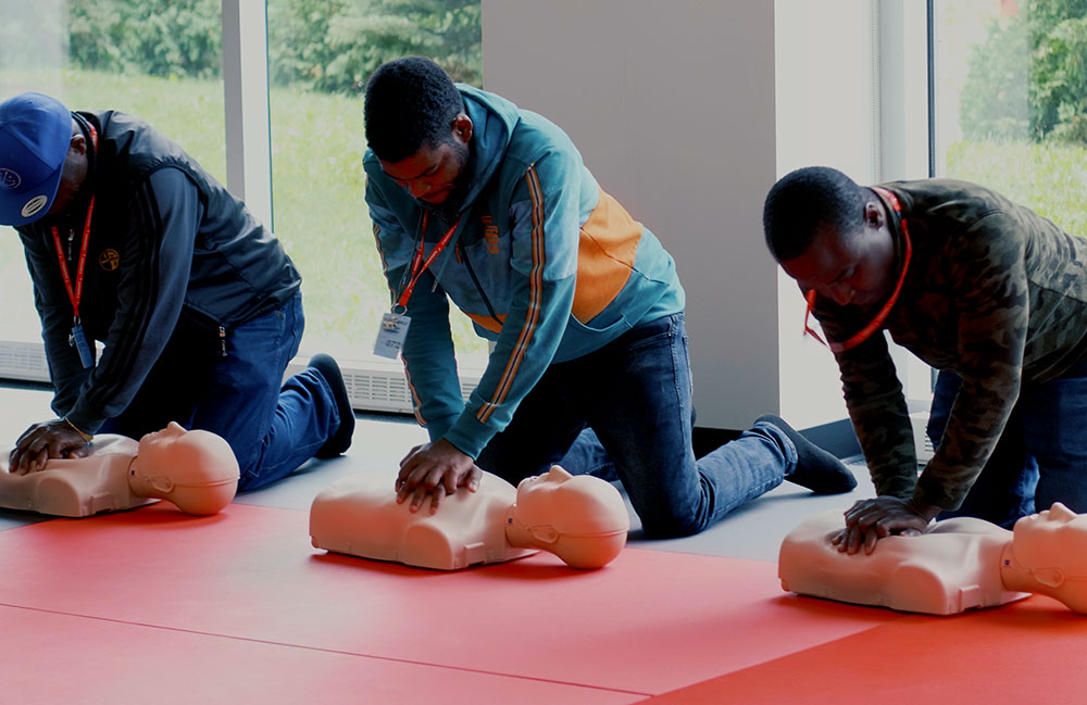 Two people practicing CPR in GardaWorld’s First Aid Training Quebec course.