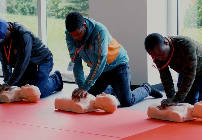 Two people practicing CPR in GardaWorld’s First Aid Training Quebec course.